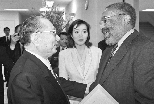 Daisaku Ikeda and Vincent Harding Tokyo 1996 O yes I say it plain - photo 2