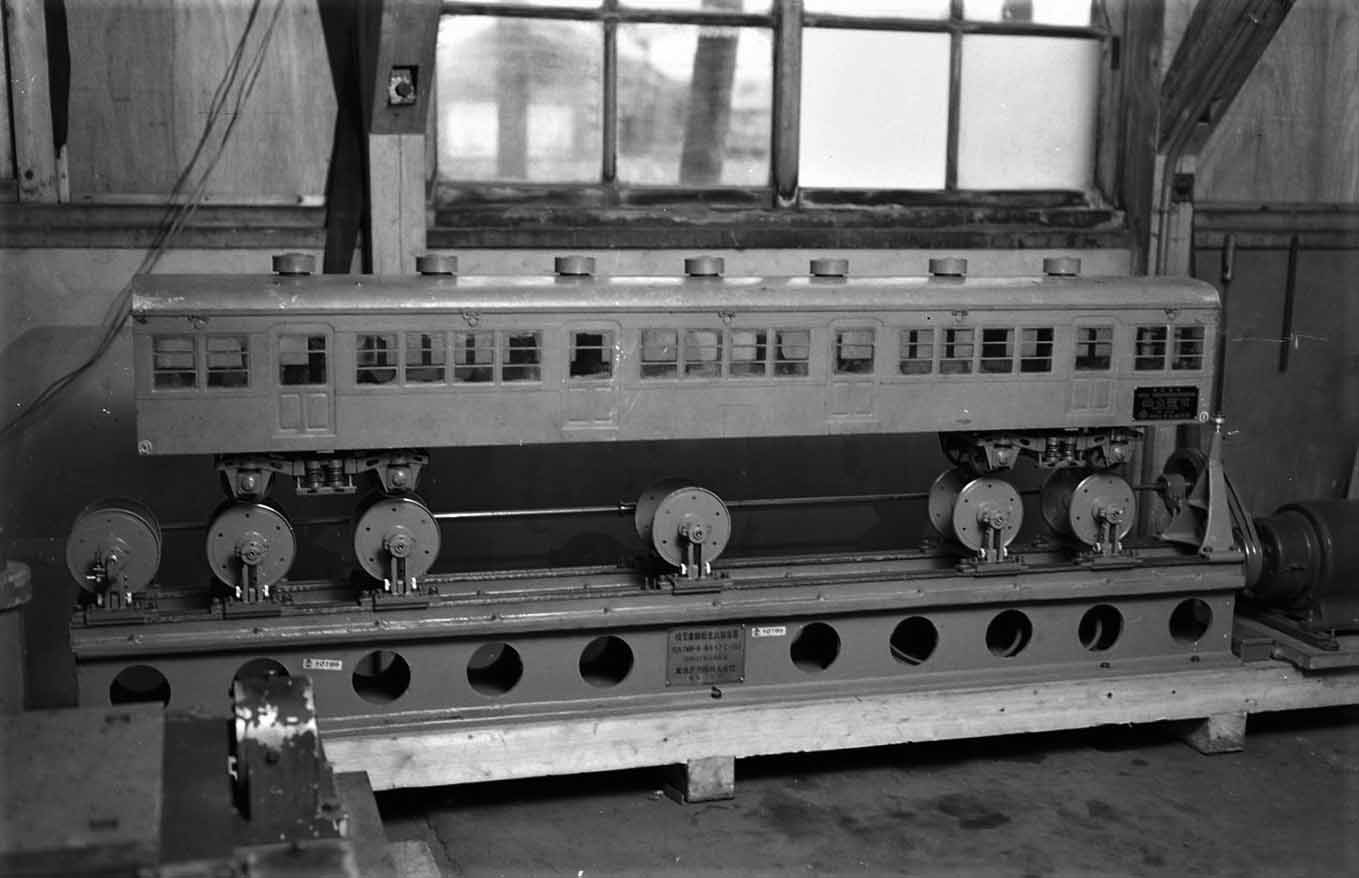 Photo 2 Rolling test rig for 15 scale model 1959 provided by RTRI - photo 3