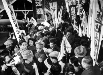 Returnees from the Soviet Union at Maizuru Port December 1 1953 The original - photo 5