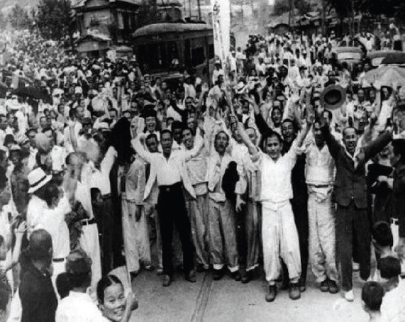 2 Koreans celebrate in the streets of Seoul during Korean National Liberation - photo 4