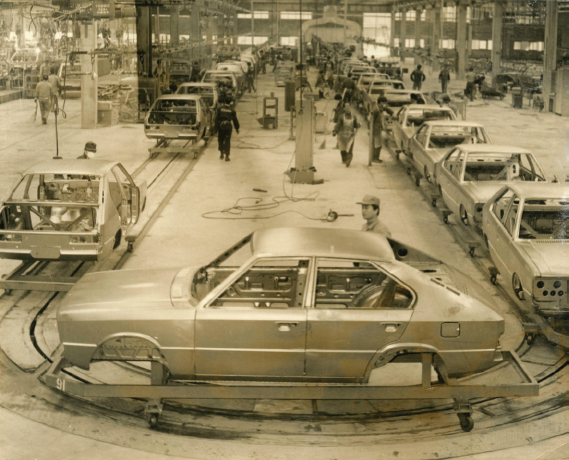 11 Hyundai Pony factory 1970s The Pony was South Koreas first exported car - photo 13