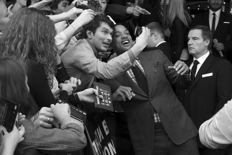 Fig 01 Will Smith poses with Russian fans at the 2012 premiere of Men in - photo 2