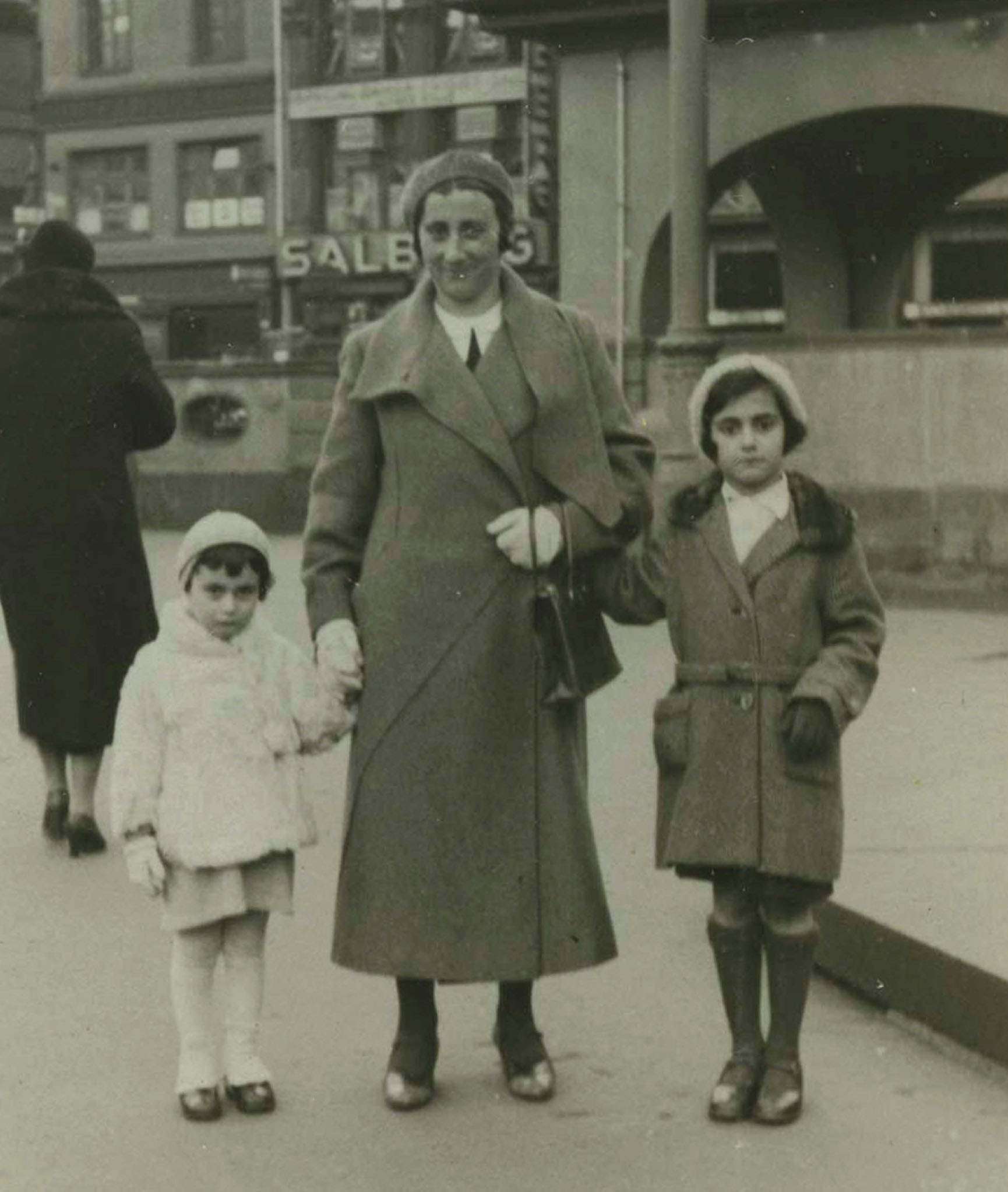 Anne left Edith and Margot in Germany 1933 Life in Germany changed when - photo 6