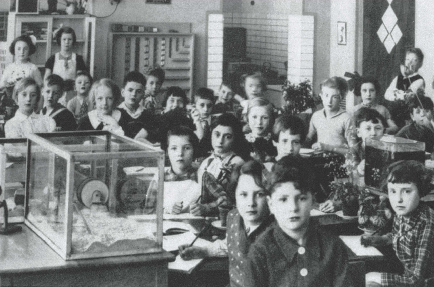 Anne center at school in Amsterdam in 1937 Otto and Edith had hoped the - photo 7