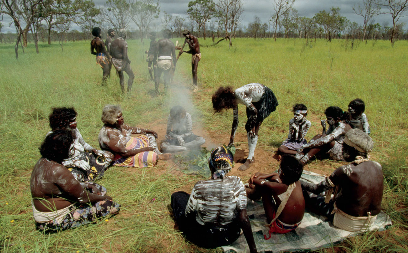 Mourners paint their faces with red ocher and gather for a smoking ceremony - photo 9