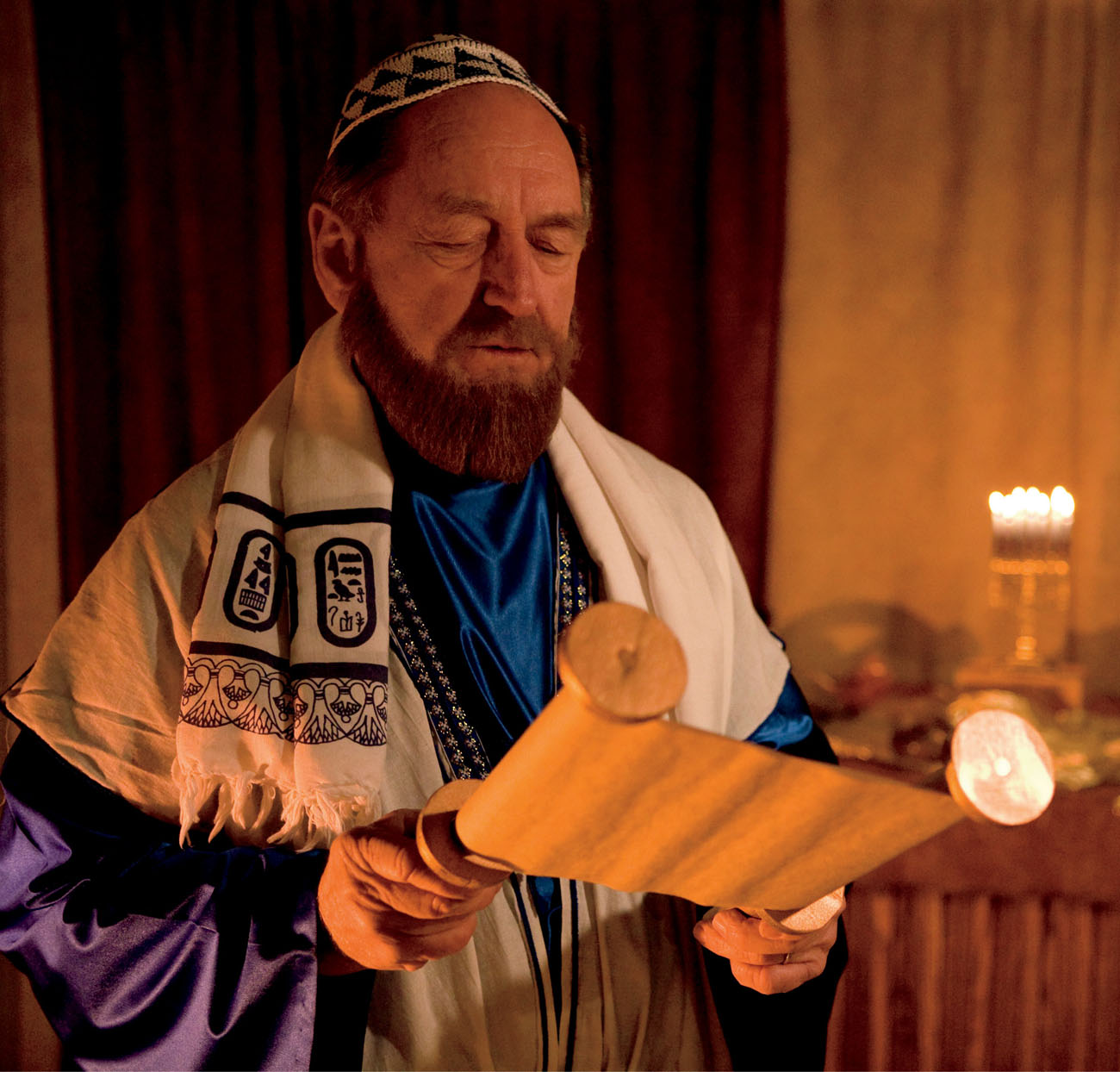 The rabbi leads the prayers at an Orthodox Jewish funeral The the Jewish - photo 10