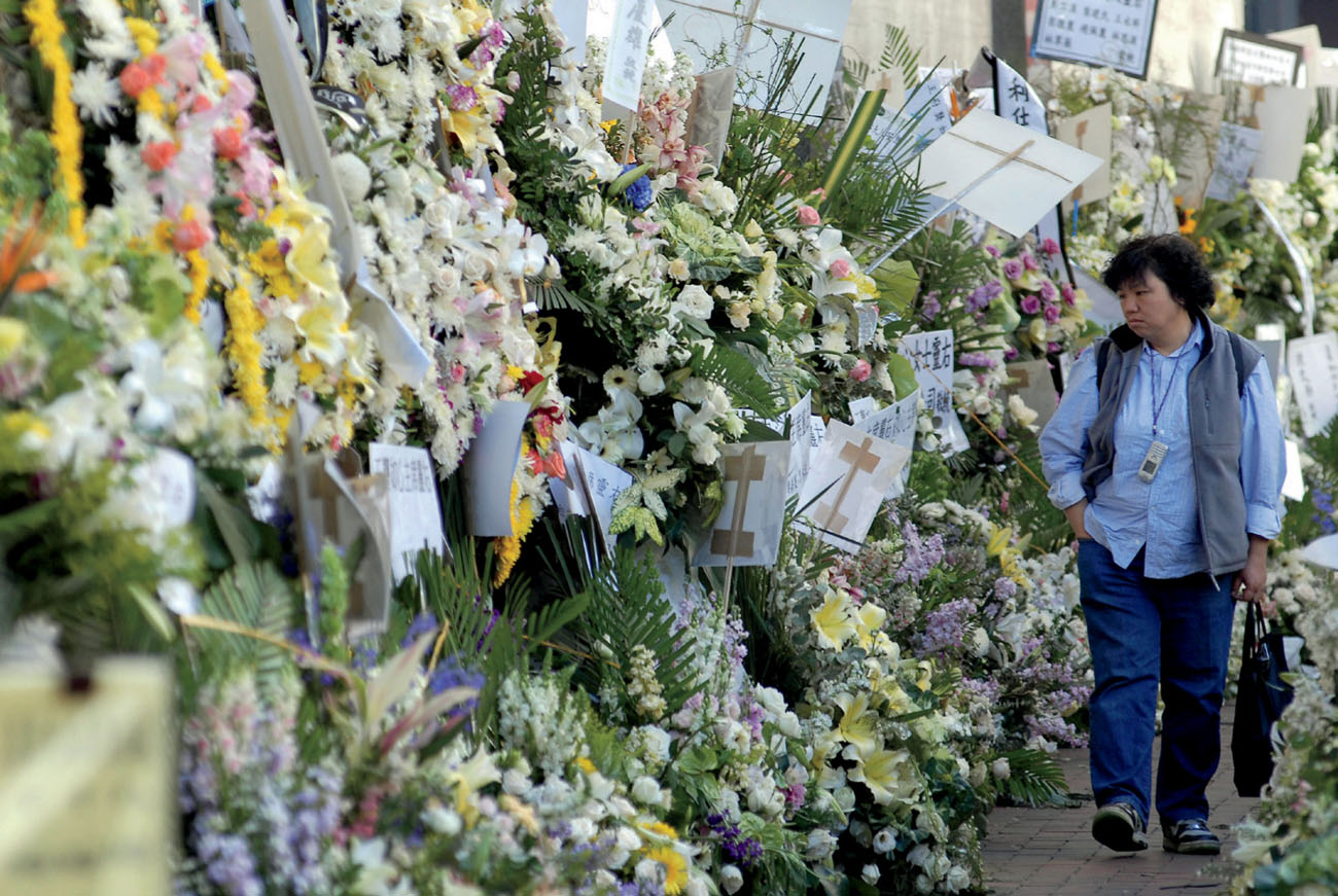 Flower stalls in China sell wreaths for funerals In return the family gives - photo 13