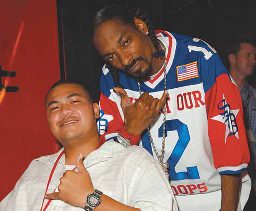 Snoop Dogg poses with an Iraq war veteran who was helped by the Fisher House - photo 5