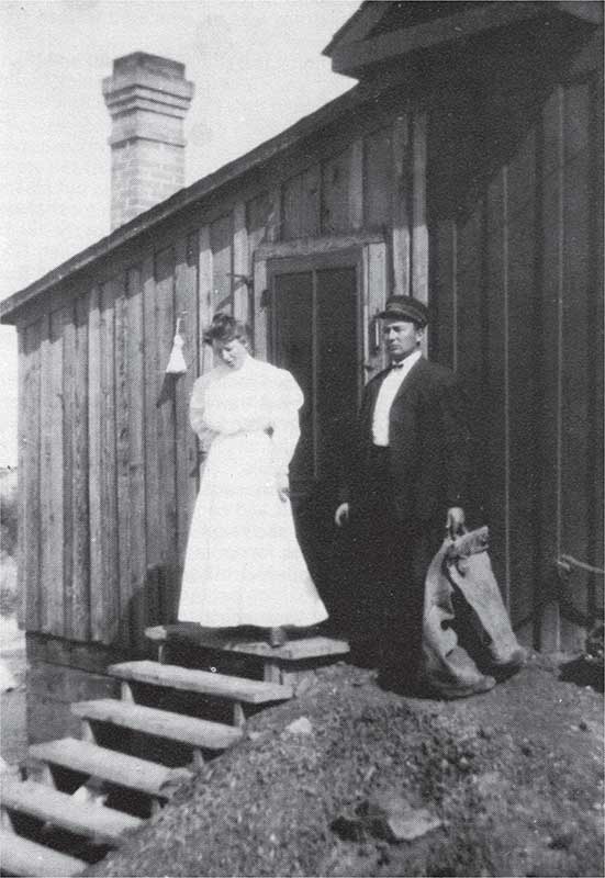 Leona and Earl Reynolds in front of their first house in Currie Courtesy of - photo 4