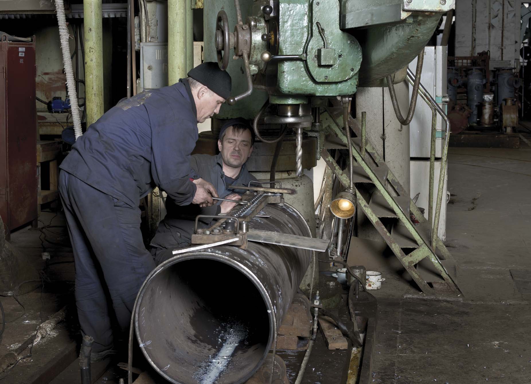 Although some welders work in machine shops others work in the field either - photo 4