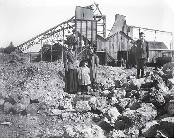 A family outing to an Ohio coal mine Authors collection The availability of - photo 3