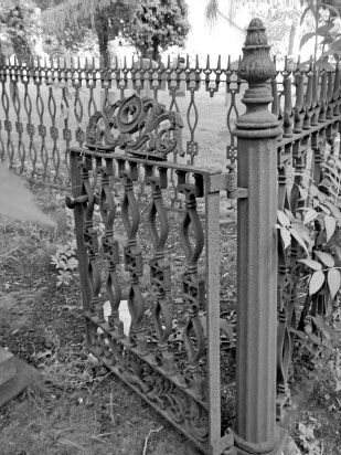 Old rusty gates and fences show off their salty air patina in Vineyard Haven - photo 2