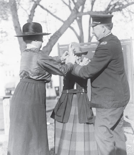 Male and female officers demonstrating handcuff techniques Library of - photo 9