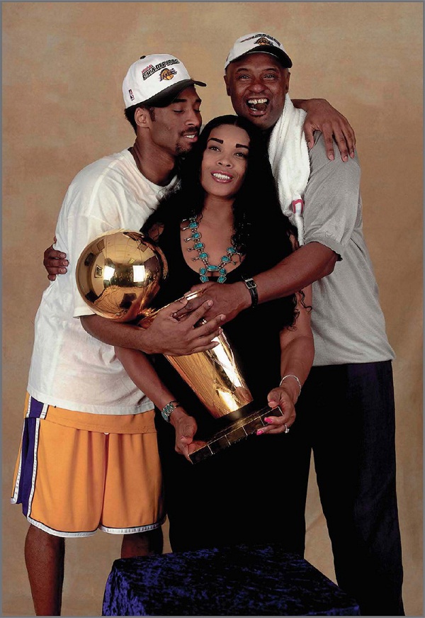 This photo of Kobe and his parents was taken in 2000 after the Los Angeles - photo 4