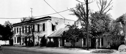 The 1840s Magnolia Hotel before restoration around the late 1980s Photo - photo 3