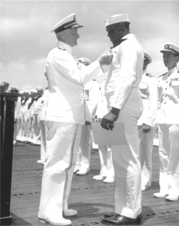 Admiral Chester Nimitz pins the Navy Cross on Stewards Mate First Class Doris - photo 4