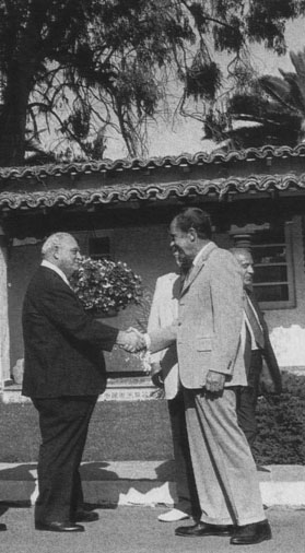 Bill Presser greets President Nixon at San Clemente the day the Union endorsed - photo 21