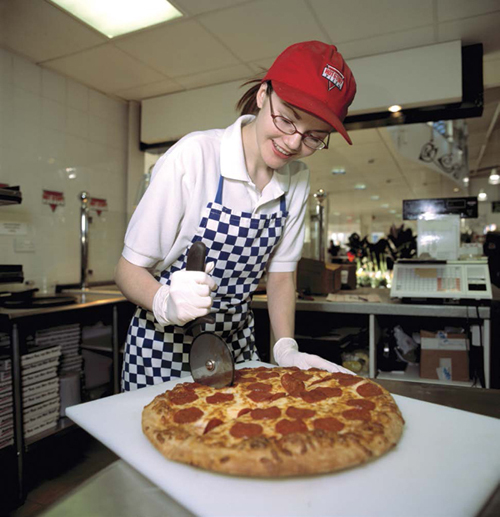 Working at a pizza restaurant is a common job for young workers first entering - photo 3