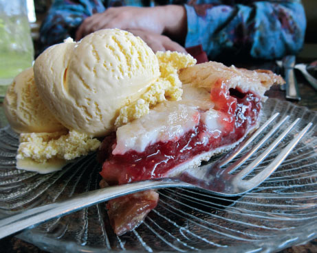 Strawberry rhubarb pie a la mode at the Village Wheel in Bull Shoals Kat - photo 4