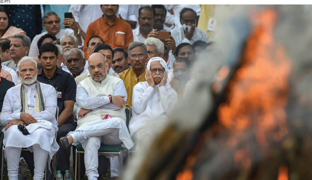 The New Jugalbandi Modi and Amit Shah with Advani at Vajpayees funeral - photo 20