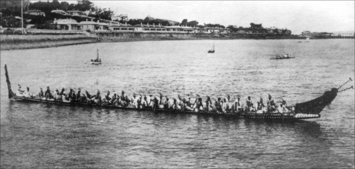 The war canoe Taheretikitiki at Devonport Auckland ca 1890 A UCKLAND M - photo 1