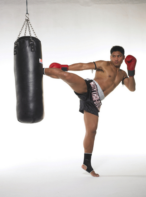 A powerful round kick from Nonsai Sor Sanyakorn Saiyok - photo 3