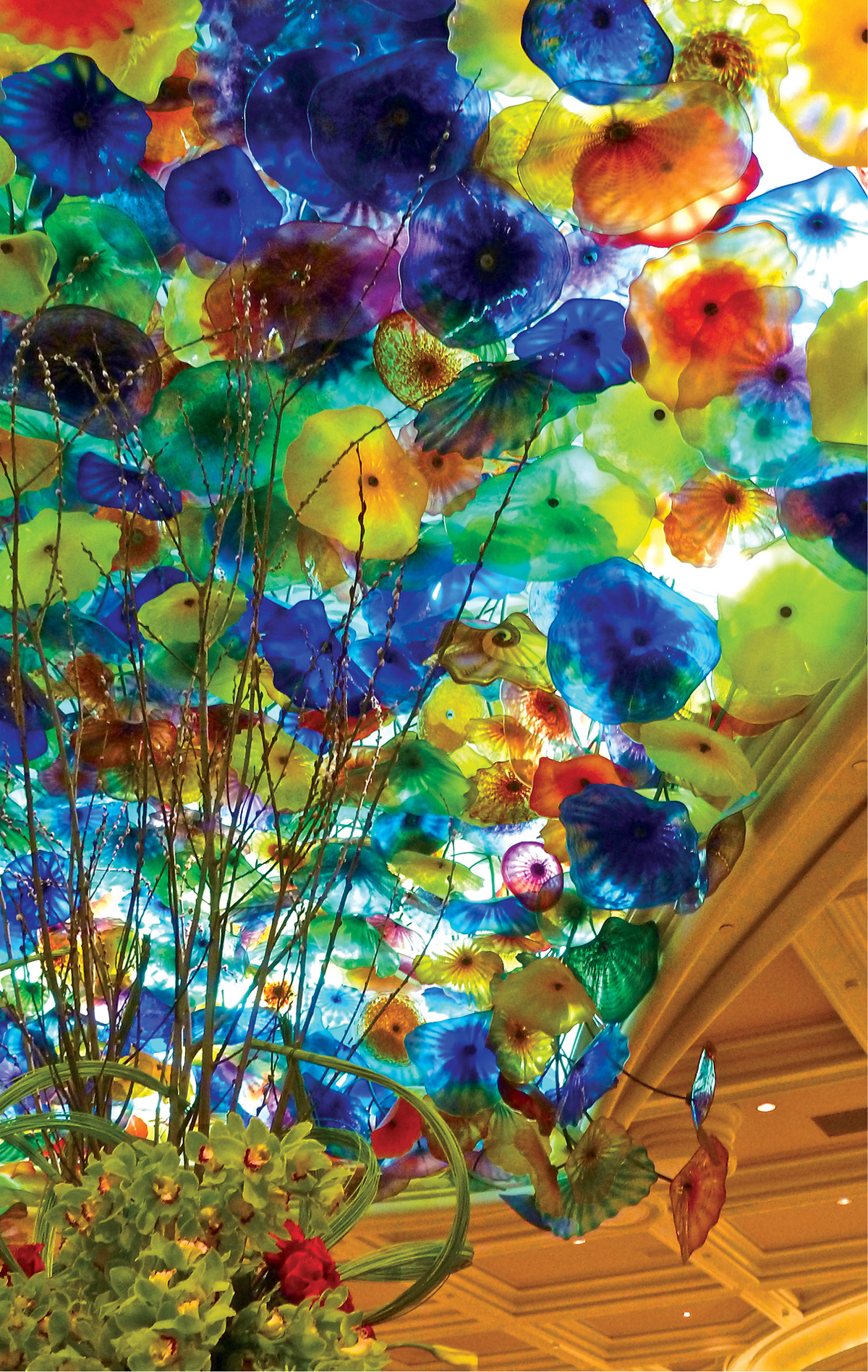 Artist Dale Chihuly covered the ceiling of the Bellagio with a gardens - photo 5