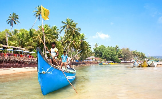 Fishermen on a wooden outrigger boat on Baga River TOP 10 GOA HIGHLIGHTS 1 - photo 6