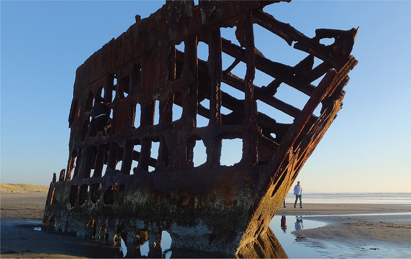 The Peter Iredale ran aground south of the mouth of the Columbia River in 1906 - photo 5