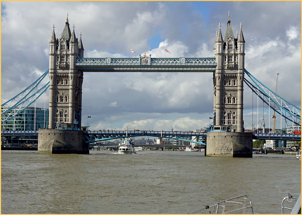 A well-known bridge on the River Thames James Littlewood A Seamans Guide - photo 6