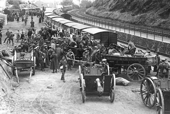 Royal Field Artillery Territorials detraining at Okehampton 1911 Note the use - photo 9