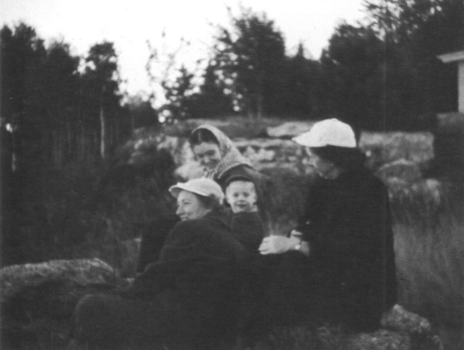 Rachel Roger Marjie and Dorothy waiting for moonrise over Ebenecook Harbor - photo 10