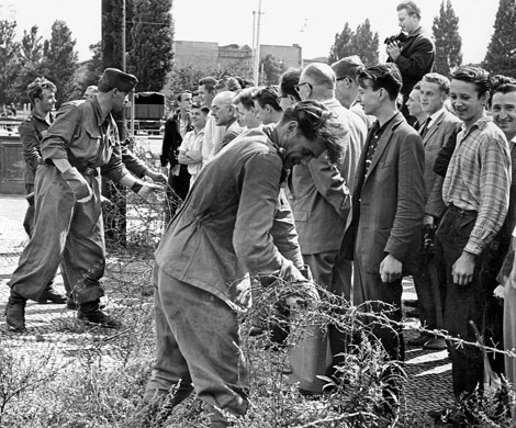 In this August 13 1961 photo East German soldiers construct barbed wire - photo 2