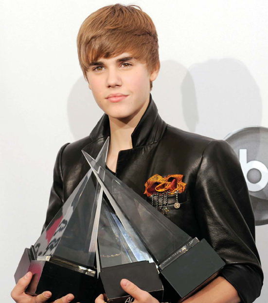 Image Credit AP ImagesMatt Sayles Justin Bieber poses with his AMA awards on - photo 2