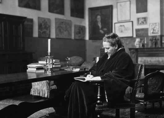 Writing posed in front of her portrait 1914 photographed by Alvin Langdon - photo 2