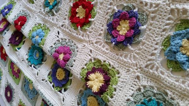 I have come upwith a border pattern which I think suits the floral blocks well - photo 3