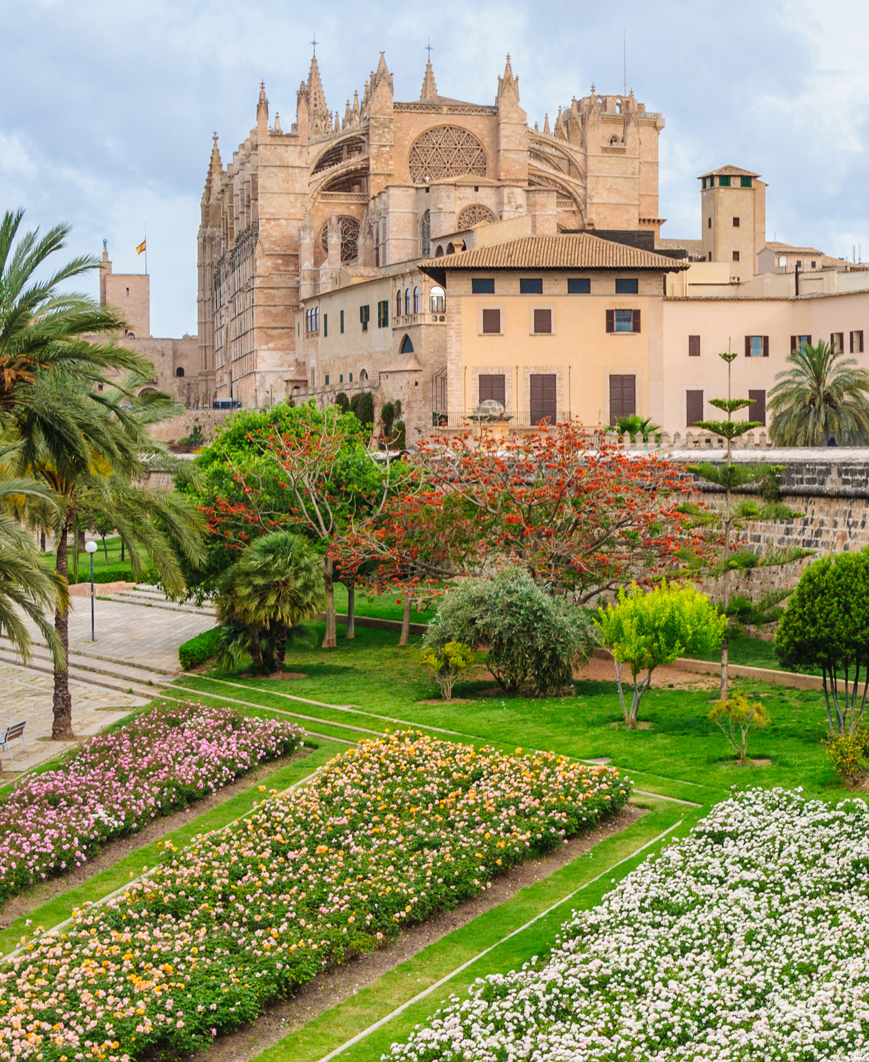 Magnificent La Seu in Palma overlooks a saltwater lake and elegant gardens - photo 4