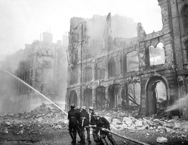 Firemen worked to control fires during the Blitz attacks on London THE ROLE - photo 2