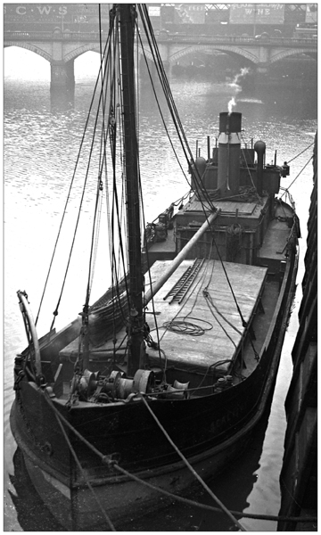 A puffer seen here in the Upper Harbour Glasgow and built by Ross Marshall - photo 4