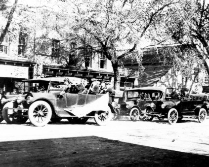 This parade took place about 1910 on East Franklin Street near the intersection - photo 4