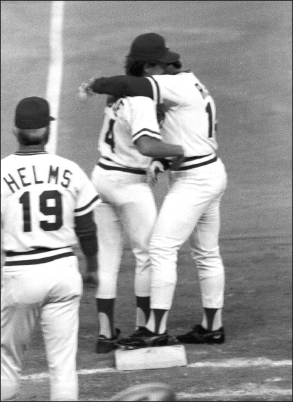 SEPTEMBER 11 1985 Pete hugs his son Pete Rose Jr after breaking Ty Cobbs - photo 20