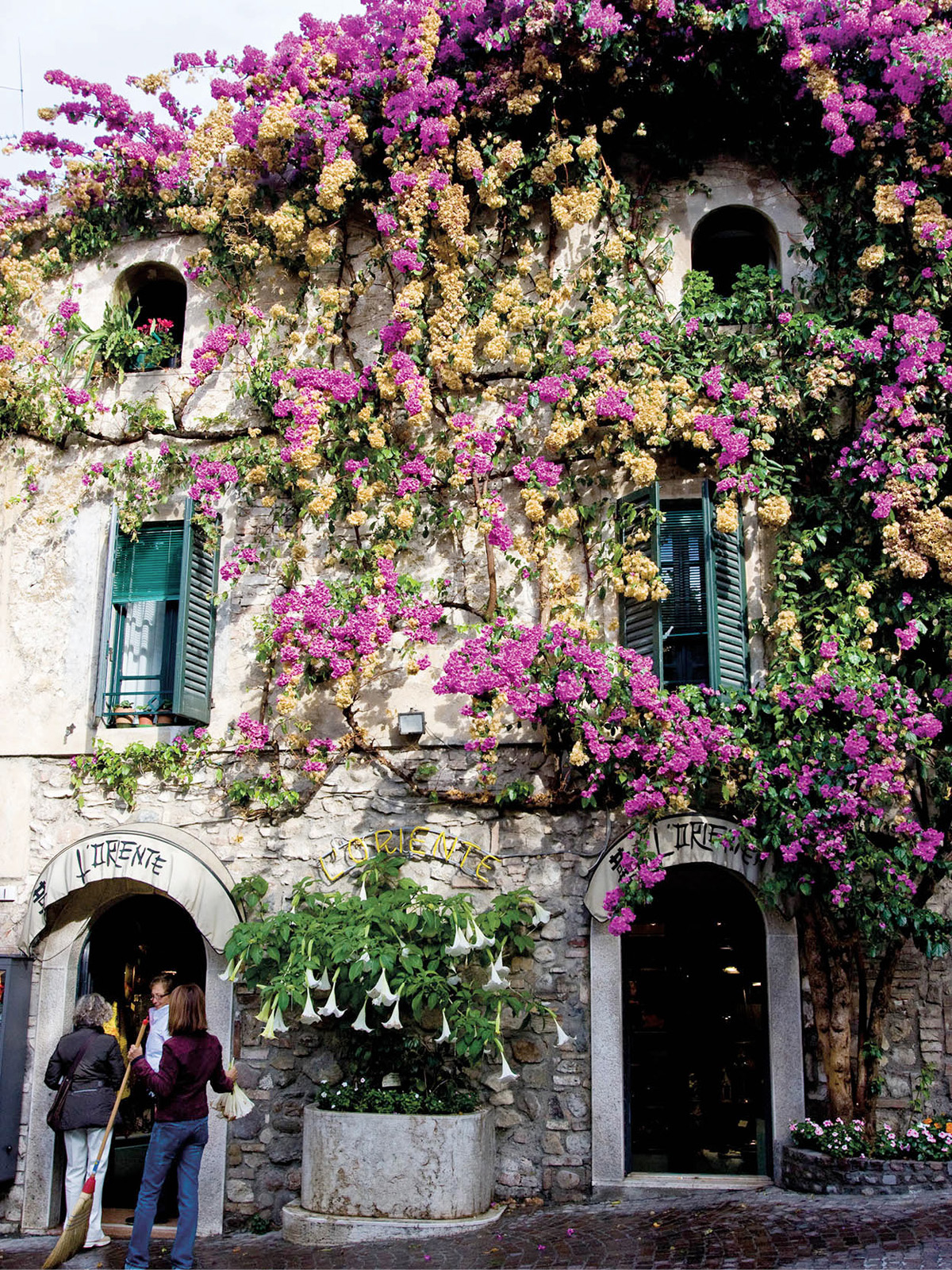 Sirmione Neil Buchan-GrantApa Publications The narrow alleys around the - photo 3