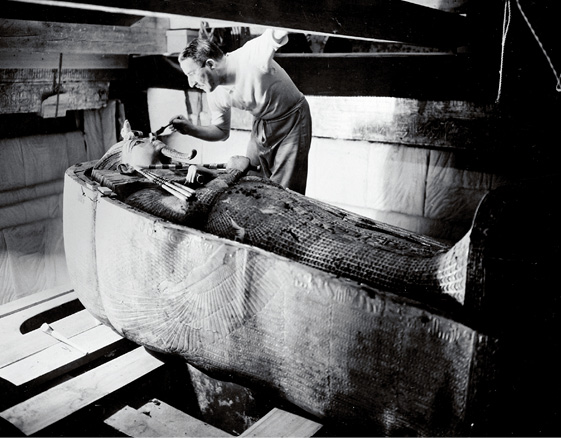 Howard Carter looks into the face of Tutankhamuns second coffin In an - photo 5