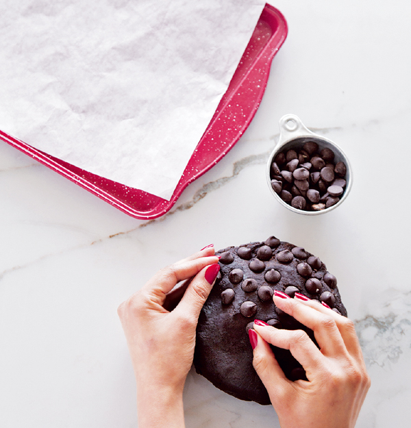 Cover the entire cookie with chocolate chips or sprinkles and gently press them - photo 8