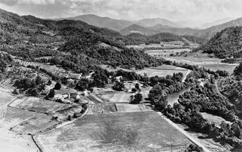 The Qualla Boundary borders the Great Smoky Mountains National Park and - photo 2