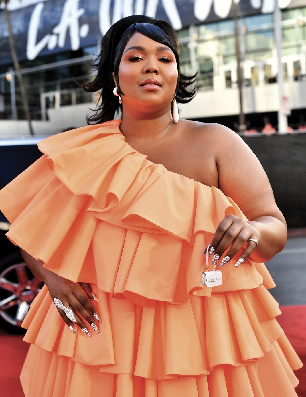 Lizzo fans love her style at awards shows She carried this tiny purse to the - photo 10