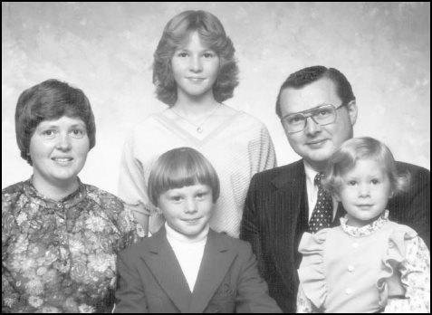 Elton and Phyllis Lehman with children Brenda standing Brent and Bev in - photo 11