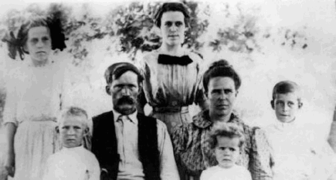 The Frizzell family Back Row Vesta and Victoria Middle Row Oscar Grandpa - photo 4