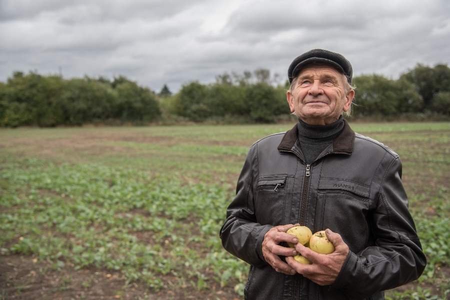 Sergiy Polezhaka APPLES FROM A FORGOTTEN GARDEN It was like this When the - photo 3