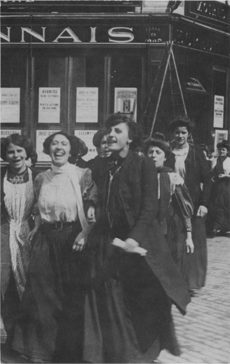 Grve des midinettes Paris en 1910 Collection Viollet French Cities in the - photo 2